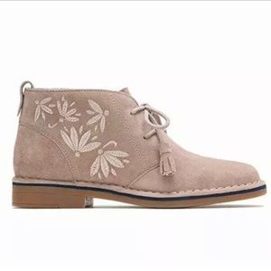 NWT Hush Puppies Cyra Catelyn Embroidered Desert Boots